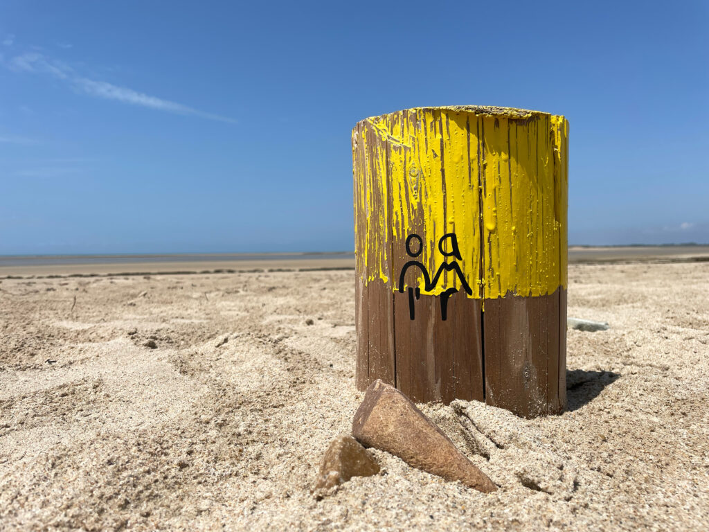 Wortbild L'amour am Strand in der Normandie in Frankreich