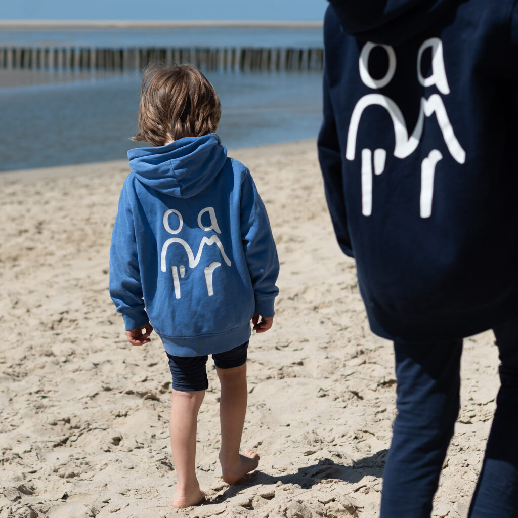 L'amour als Siebdruck auf einem Pullover am Strand irgendwo in Frankreich